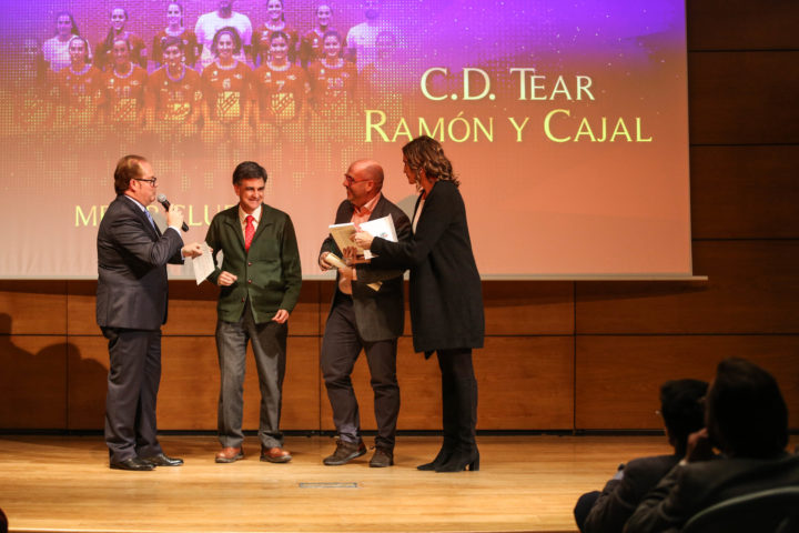 Paco Castillo, directivo, y Luis Felipe, presidente del Tear Ramón y Cajal, recibieron el trofeo al Mejor Club