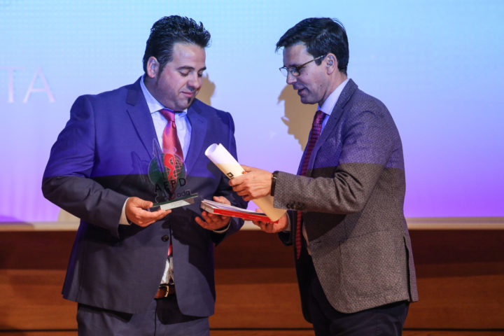 Antonio Bailón recibe el trofeo al Mejor Deportista masculino de manos del alcalde de Granada, Francisco Cuenca