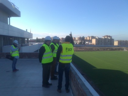 Ángel González ofrece explicaciones sobre la instalación desde la terraza de la primera planta con los campos de juego a la derecha