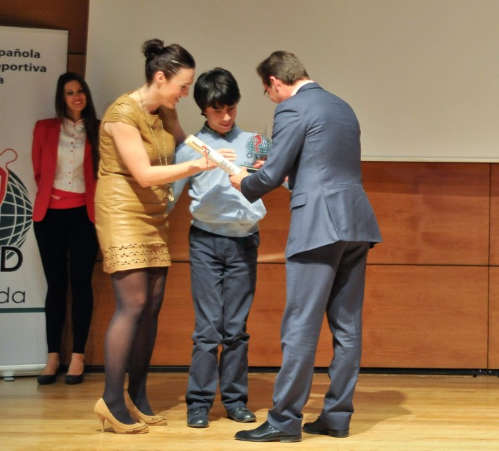 Integrantes de Aspace reciben el premio de manos de Granados