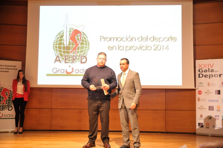 Francisco Rodríguez, diputado de Deportes, entrega el premio a la promoción del deporte