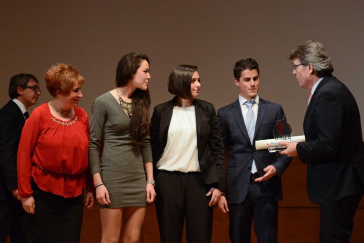 José Torrente entrega el premio al CTM Ciudad de Granada