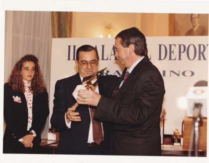 Nono Hidalgo entrega una distinción a José Luis Piñero, el anterior presidente de los periodistas deportivos de Granada   