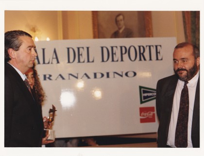 Nono Hidalgo, presidente de los periodistas deportivos granadinos y Javier Gómez Navarro, secretario de Estado para el Deporte  