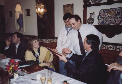 Sandra Mayers es atendida por Luis Oruezábal en la cena realizada en el restaurante Chikito