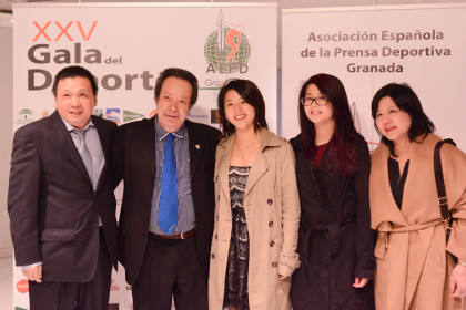 Antonio Barragán junto a He Zhi Wen y su familia