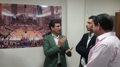 Paco Cuenca dialoga con Antonio Rodríguez y Eduardo Castillo en la sede la de la AEPD Granada