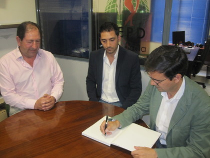 El alcalde de Granada firma en el Libro de Honor de la AEPD Granada