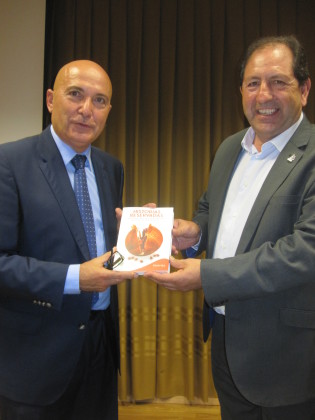 Antonio Rodríguez le entrega el libro de anécdotas de los periodistas granadinos 