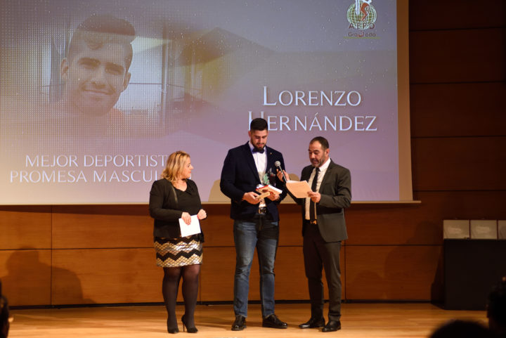 La diputada de Deportes, Purificación López, entregó el trofeo de Mejor Deportista Promesa a Lorenzo Hernández
