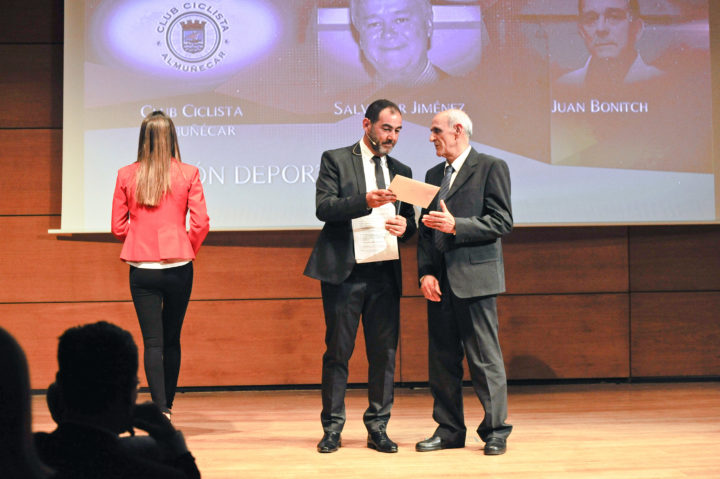 El decano de la Facultad del Deporte, Aurelio Sánchez, fue el encargado de entregar el premio a la Gestión del Deporte