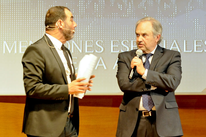 López Cantal contesta a las preguntas del presentador 