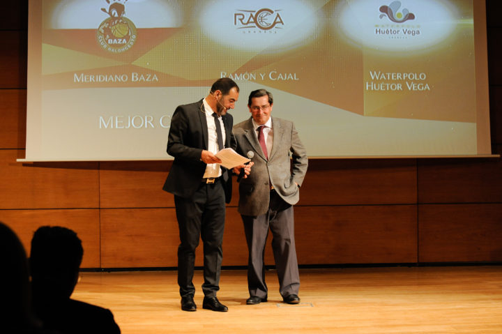 El presidente de la Diputación, José Entrena, entregó el premio al Mejor Club al Waterpolo Huétor Vega 