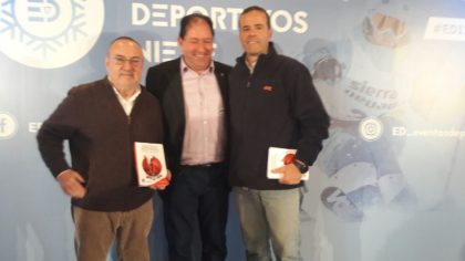 Alfredo Relaño y Paco Grande reciben de Antonio Rodríguez el libro 'Historias reservadas. Anecdotario del periodismo deportivo granadino', editado por la AEPD Granada 