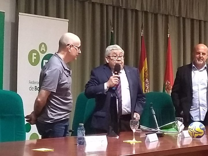 Antonio Rosales, presidente de la Federación Andaluza de Balonmano, se dirige a Ribera