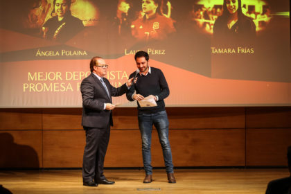 Eduardo Castillo abre el sobre que contiene la ganadora del premio Promesa Femenino