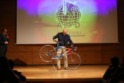 Javier Aguilera introdujo una bicicleta en el escenario