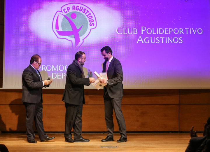 El padre José María Sánchez recogió el premio Promoción del Deporte,que ganó el Club Polideportivo Agustinos