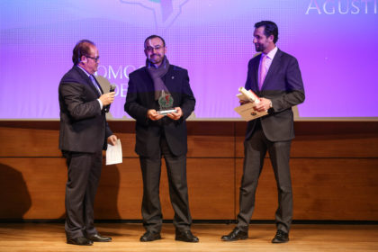 El padre José María Sánchez recoge el premio del CP Agustinos