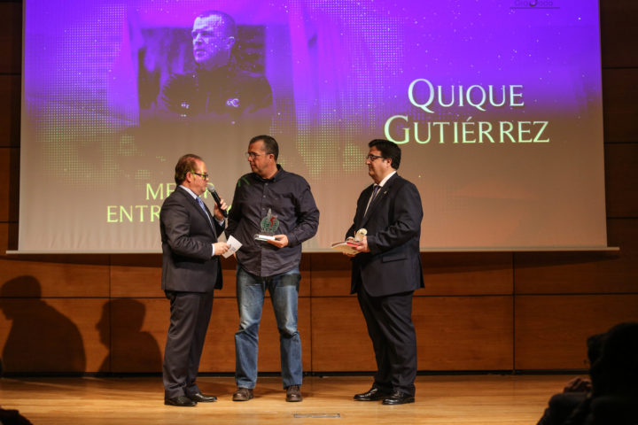 Quique Gutiérrez, Mejor Entrenador, dialoga con Paco Anguita tras recoger su distincion