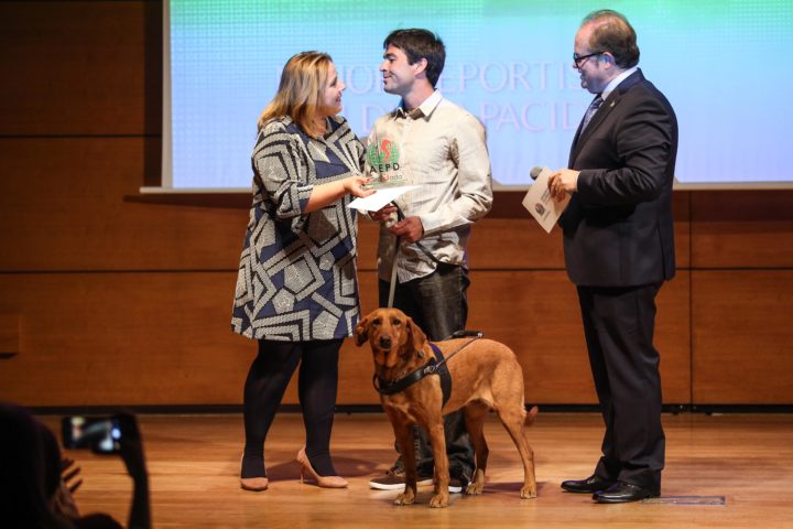 La diputada de Deportes, Purificación López, entrega el trofeo al Mejor Deportista con Discapacidad a Javier Aguilar