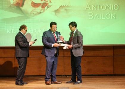 Antonio Bailón recibe su distinción de manos del alcalde de Granada