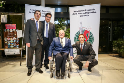 Julio Piñero, Juan José Fernández y Víctor Romero con Manolo Robles
