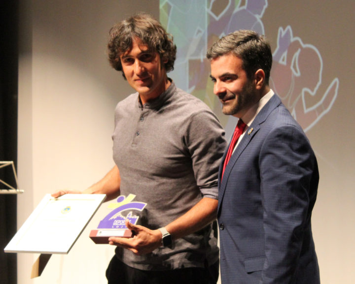 José Antonio Sánchez de Luna, el Mejor Deportista de 2019 recibe el premio de manos del alcalde de Loja, Joaquín Camacho