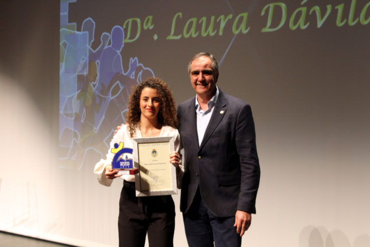 Laura Dávila tras recoger el premio a la Mejor Deportista del año, que le entregó su tutor del instituto en el que estudia