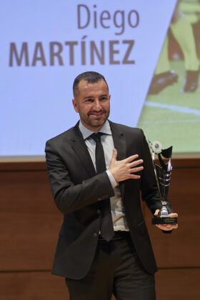 Diego Martínez tras recibir el Premio Especial de la AEPD Granada