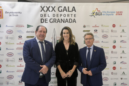 Nuria Párrizas, entre el presidente de la AEPD Granada, Antonio Rodríguez, y el alcalde de Baza, Manuel Gavilán
