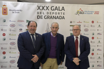 El presidente de la Federación Granadina de Ciclismo, Ángel Camarero, entre los directiros de la AEPD Antonio Rodríguez y Paco Anguita