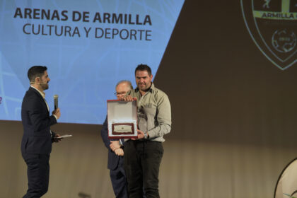 El presidente del Arenas de Armilla, Fermín Criado, muestra la placa por los 90 años de la entidad