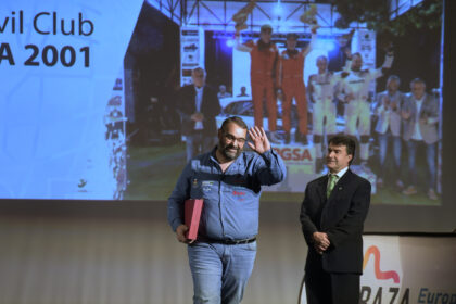 Arturo Pleguezuelos, presidente del Club Automovilismo Granada 2001, recogió la distinción a la organización de eventos