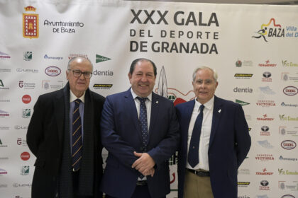 El presidente de la AEPD Granada, Antonio Rodríguez, junto a los asociados Pedro Baena y Manuel Sánchez