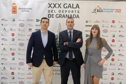 Pablo Pin, Óscar Fernández, entrenador y presidente del Covirán Granadda, y Noelia Gómez, directiva de la AEPD Granada
