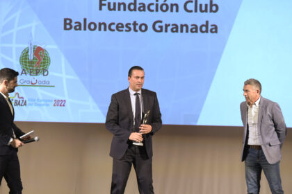 Óscar Fernández-Arenas, presidente del Fundación Club Baloncesto Granada, recoge el premio al Mejor Club de la temporada