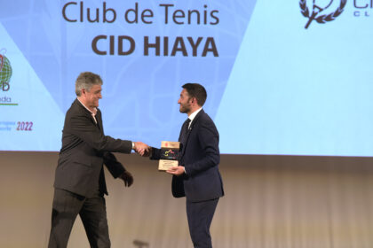 El presidente del Club de Tenis Cid Hiaya recibe el premio Baza Ciudad Europea del Deporte