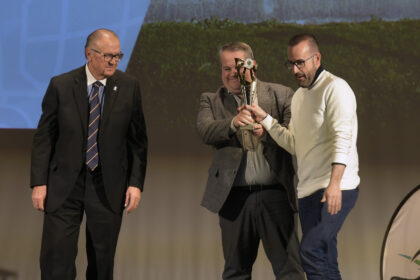 Covirán Sociedad Cooperativa, representada por Paco Torres y Antonio Castuera, recibió el Premio Promoción del Deporte