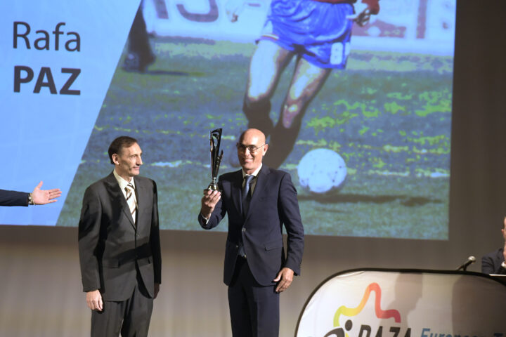 Rafa Paz muestra el Premio Leyenda del Deporte, que le entregó Víctor Romero, secretario general de la AEPD Granada