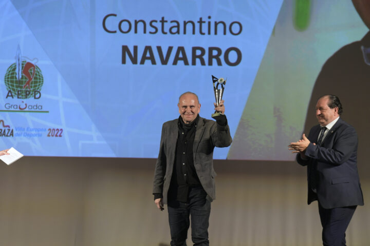 Constantino Navarro levanta el Premio de la AEPD Granada, que le entregó Antonio Rodríguez