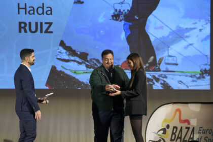El vicepresidente de la AEPD Granada, Juan José Fernández, entrega el Premio Deportes de Invierno a Ada Ruiz 