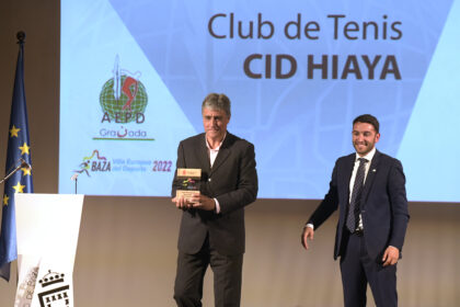 El presidente del Club de Tenis Cid Hiaya con el trofeo Baza Ciudad Europea del Deporte, que le entregó Antonio Vallejo