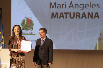 Mari Ángeles Maturana fue distinguida por su carrera como jugadora de voleibol, que le entregó el directivo de la AEPD Granada Julio Piñero
