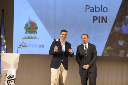 Pablo Pin, Mejor Entrenador, recogió el trofeo de manos de Fernando Egea, delegado territorial del Deportes