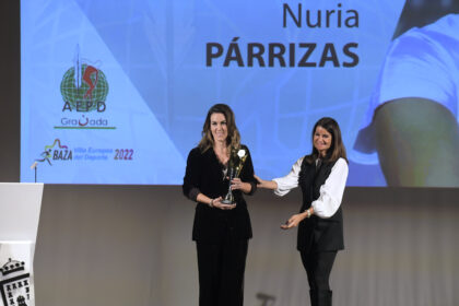 Nuria Párrizas, Mejor Deportista Femenina, recoge el premio de manos de María de Nova, directora general de Sistemas y Valores del Deporte de la Junta de Andalucía