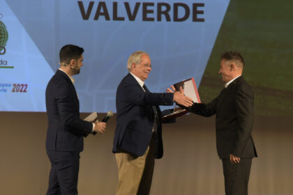 El bastetano Roberto Valverde recibió un reconocimiento a su trayectoria de manos del periodista Manolo Sánchez
