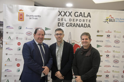 Jordi Mercadé y Víctor Romero junto al presidente de la AEPD Granada