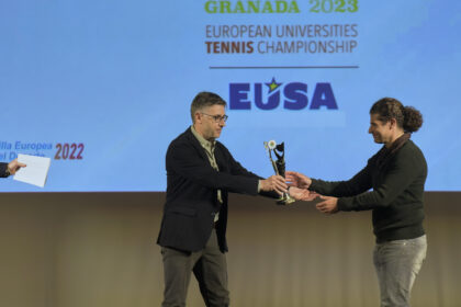 Jordi Mercadé entrega el Premio Deporte Universitario al equipo de balonmano del a Universidad de Granada, subcampeón de los Juegos Europeos Universitarios