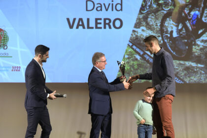 El Alcalde de Baza, Manuel Gavilán, entrega el Premio al Mejor Deportista Masculino a David Valero